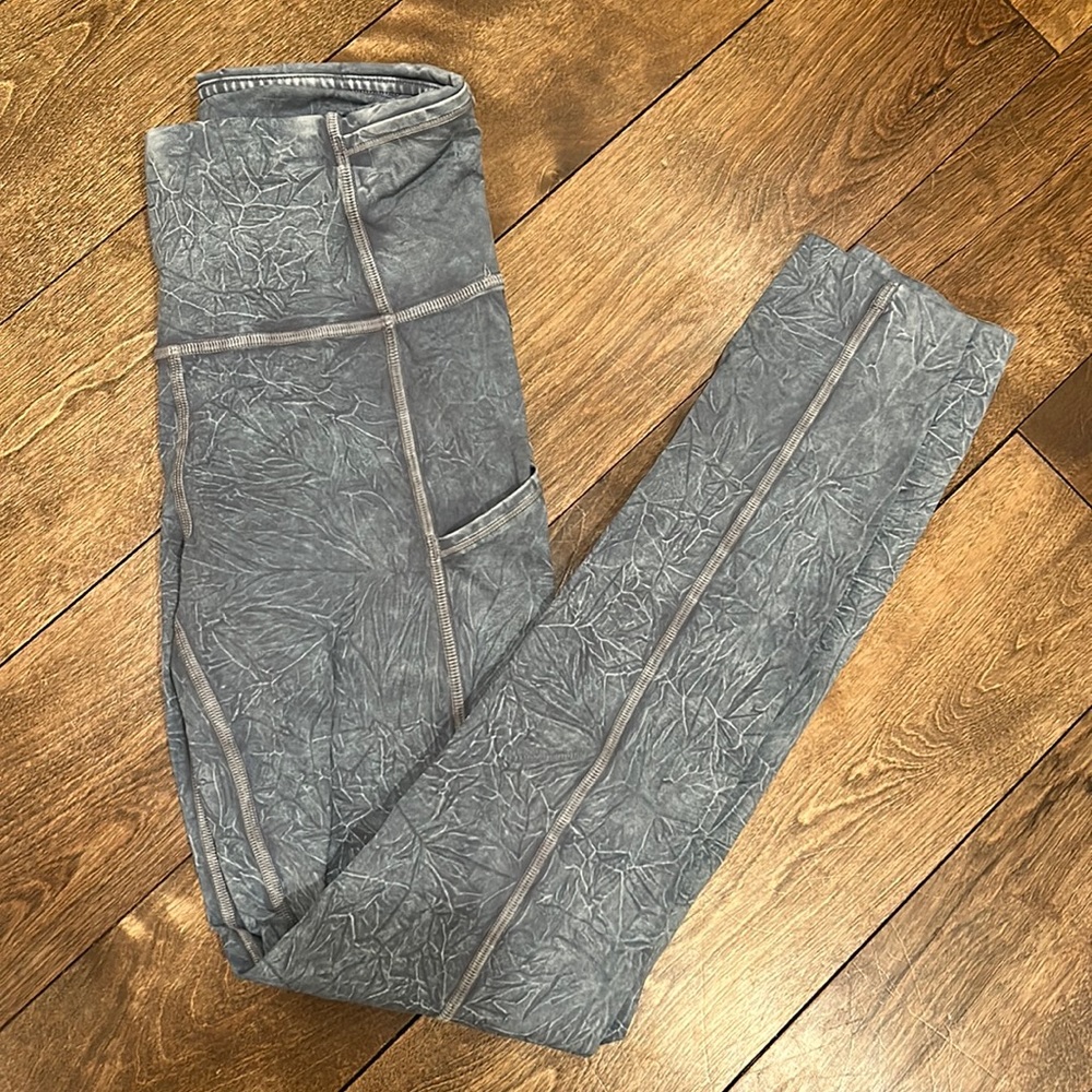 RARE lululemon size 4 light blue concrete wash leggings with pockets, great con